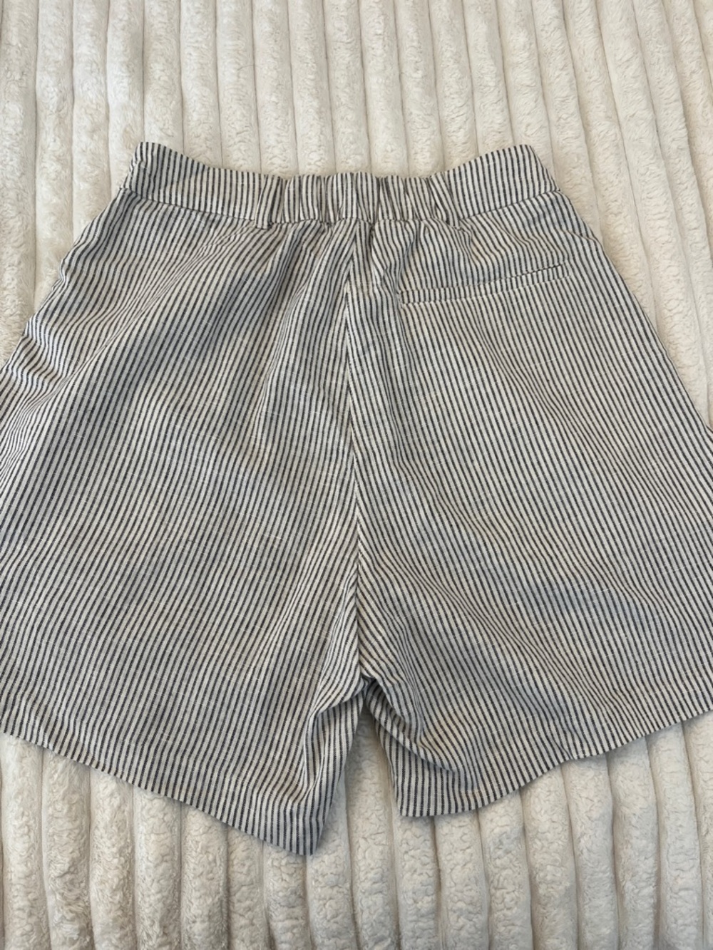 Old Navy Black & White Striped Women’s Shorts - Picture 3 of 6